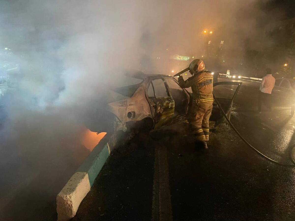 آتش سوزی خودروی سمند در بزرگراه همت