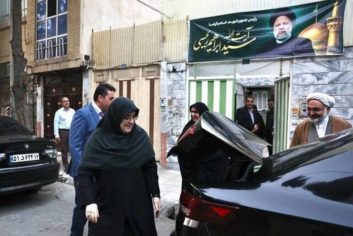 دیدار سخنگوی دولت با مادر شهید رئیسی