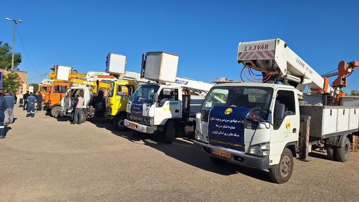 اقدام جهادی سرویس و بهینه سازی خطوط فشار متوسط شبکه های برق در اسفرورین تاکستان اجرا شد