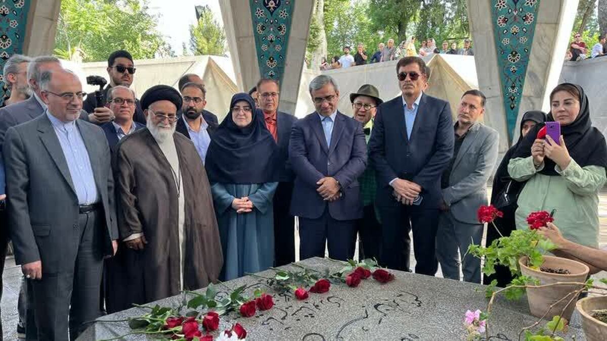 آرامگاه خیام با حضور سخنگوی دولت گلباران شد