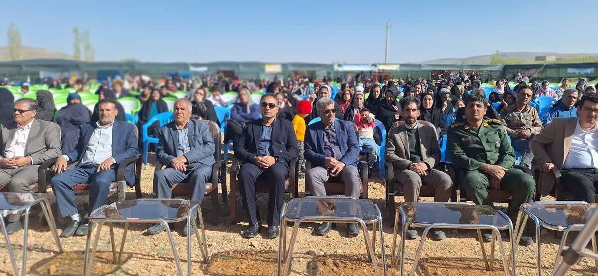 برگزاری سومین جشنواره شکوفه های بادام در شهر زیبای دژکرد با استقبال کم نظیر مردم /