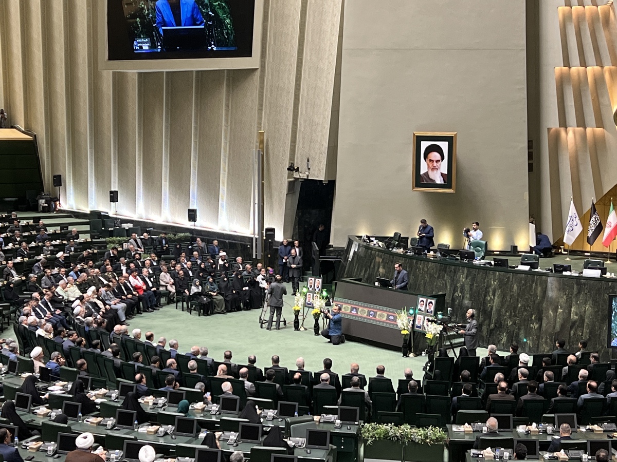 آغاز آیین بزرگداشت شهدای خدمت در صحن مجلس