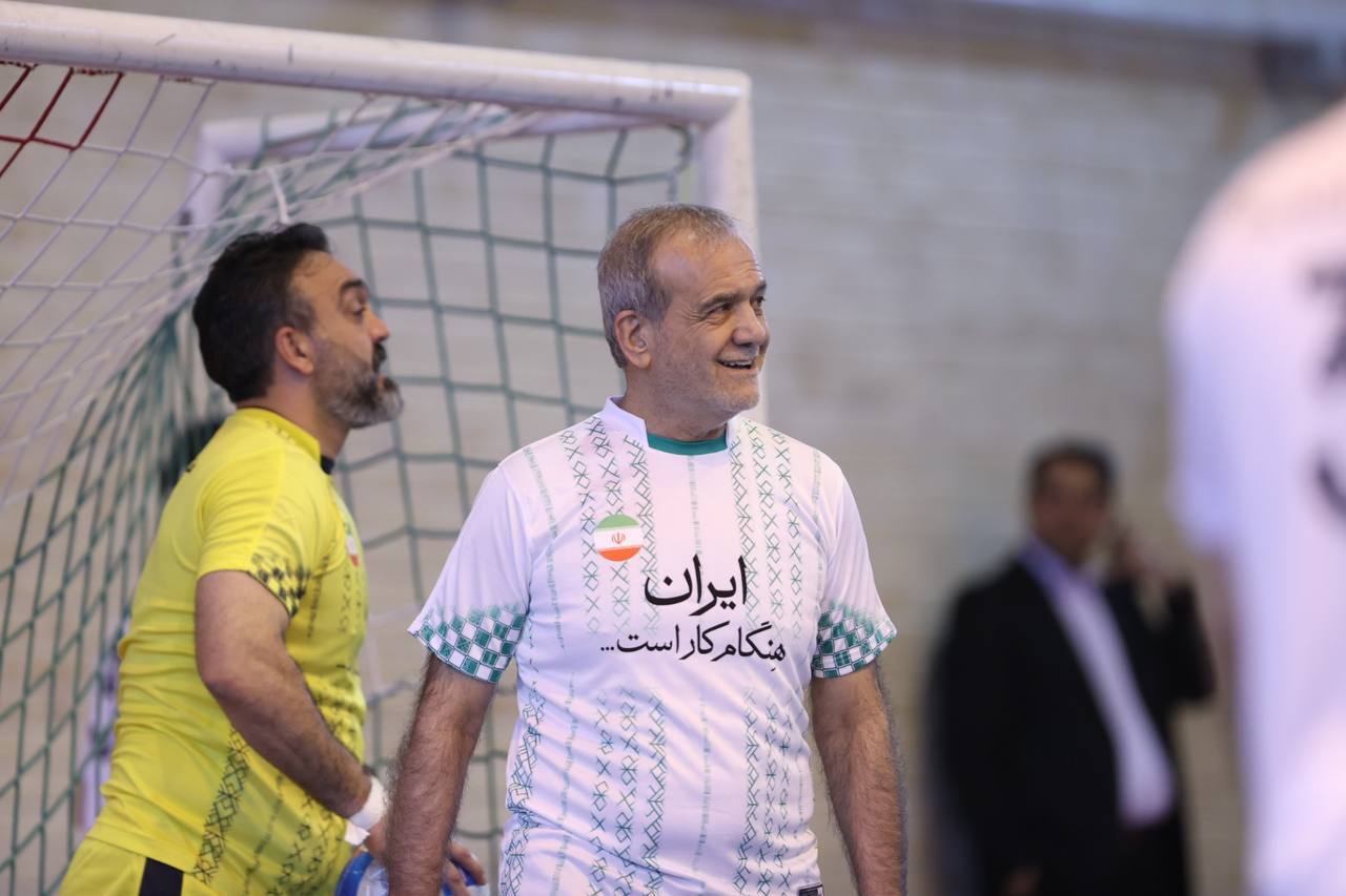 رییسجمهور به افتخار کارگران پا به توپ شد رییسجمهور به افتخار کارگران پا به توپ شد