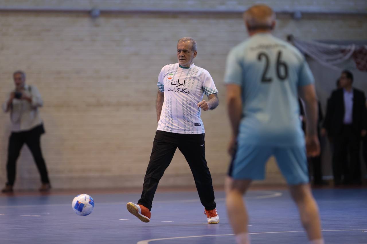 رییسجمهور به افتخار کارگران پا به توپ شد رییسجمهور به افتخار کارگران پا به توپ شد