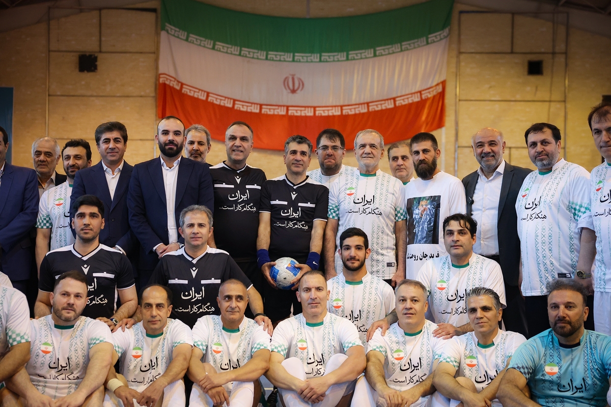 پزشکیان به افتخار کارگران پا به توپ شد