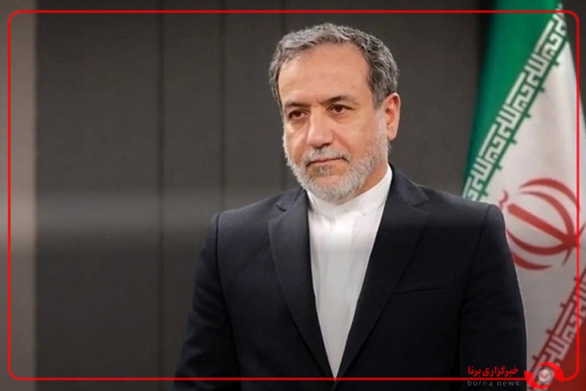 امضای نسخه عربی کتاب «قدرت مذاکره» و اهدا به خوانندگان عمانی توسط وزیر امور خارجه کشورمان