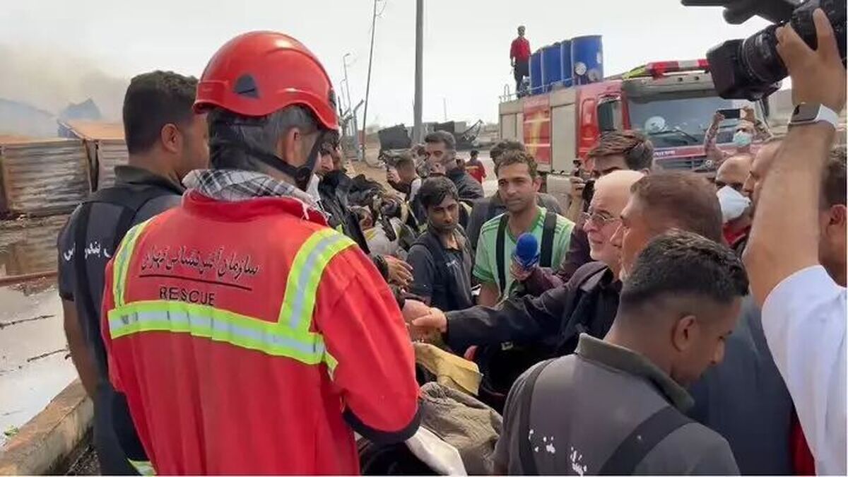 بازدید میدانی وزیر کشور از محل حادثه بندر شهید رجایی پس از کنترل حریق