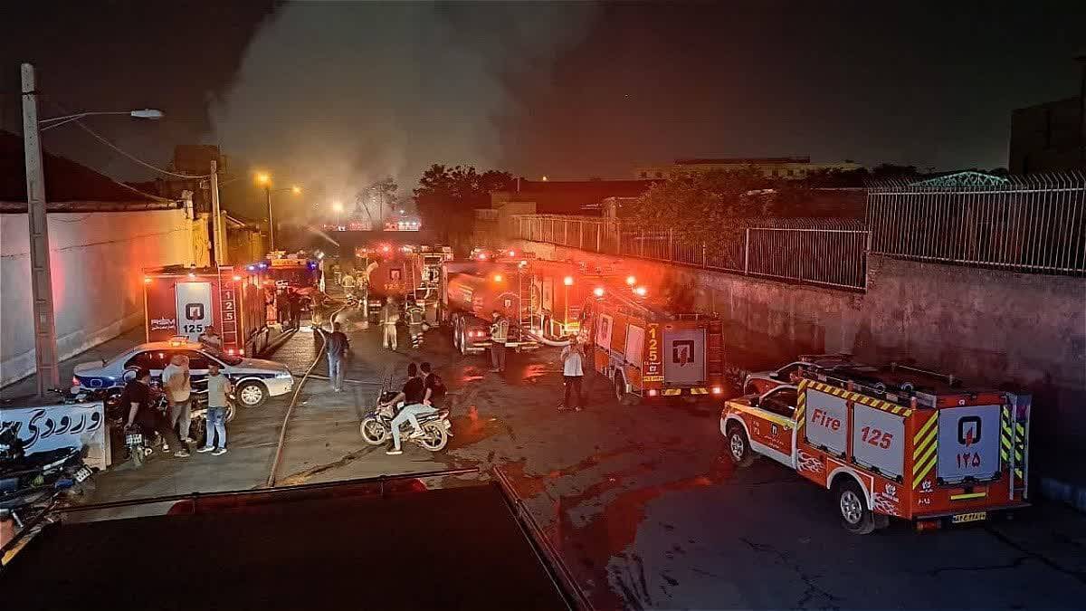 آتش‌سوزی گسترده در بارانداز خیابان رجایی مهار شد