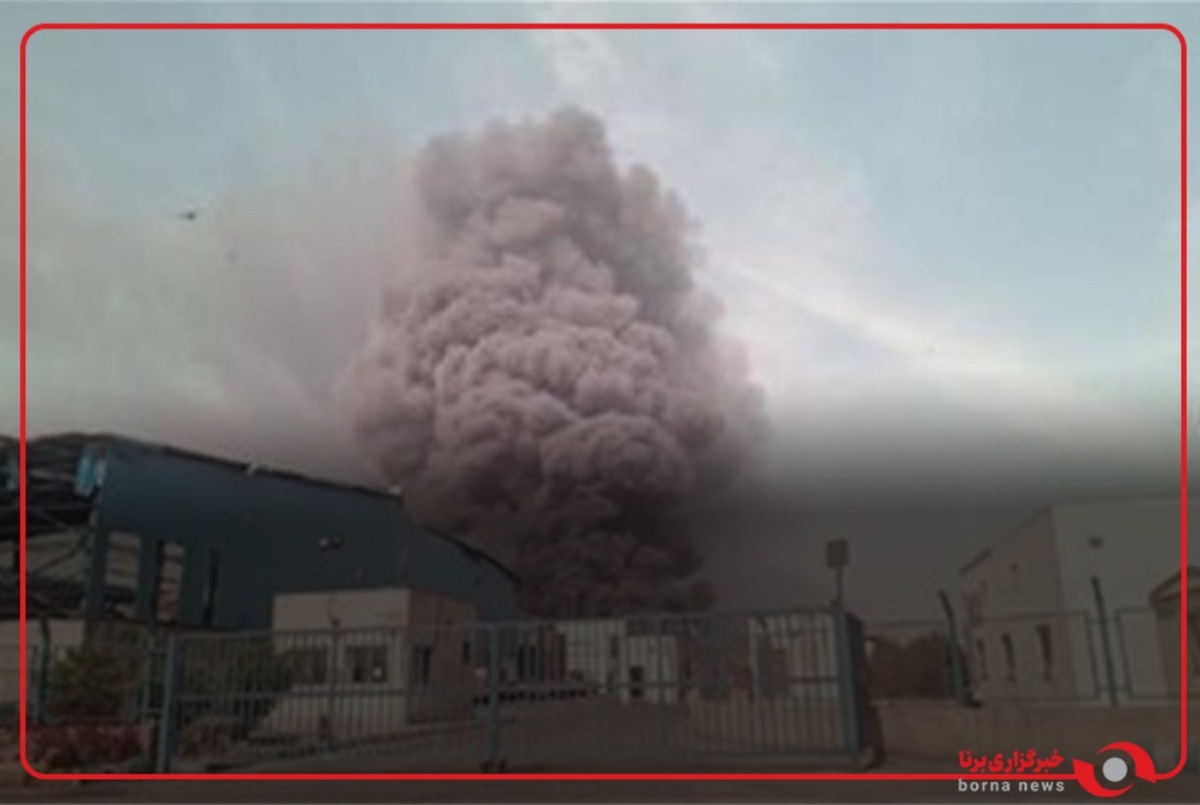 عملیات لکه‌گیری توسط نیروهای آتش‌نشانی در بندر شهید رجایی