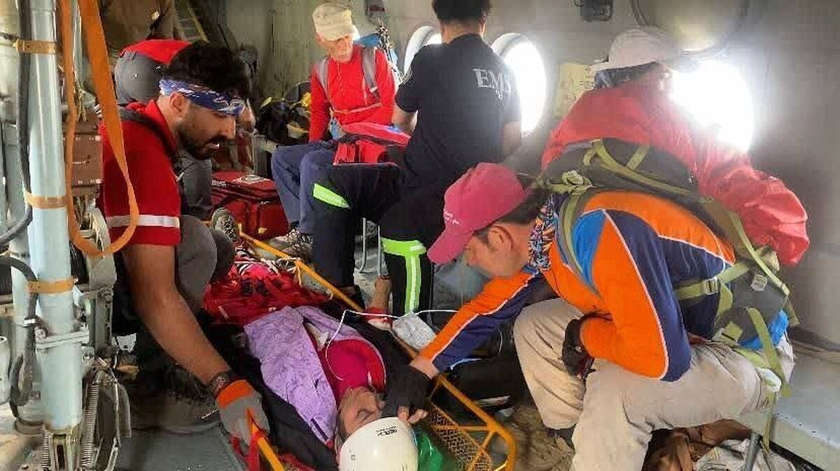 نجات زن۵۴ ساله در ارتفاعات امام‌زاده داوود تهران توسط  امداد هوایی هلال احمر