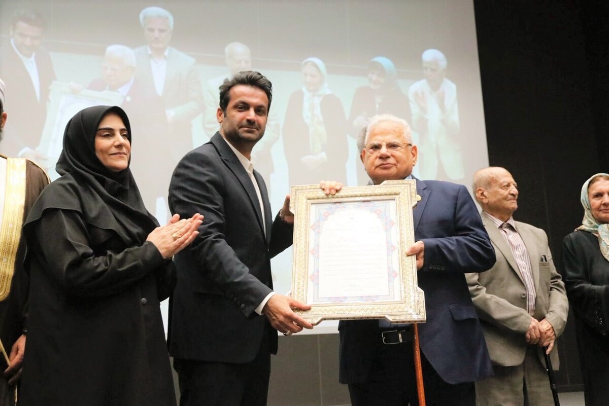 اوز چگونه به پایتخت کتاب تبدیل شد؟/ تجلیل از فعالان کتابخوانی و رونمایی از مستند شیخ فقیهی در شیراز