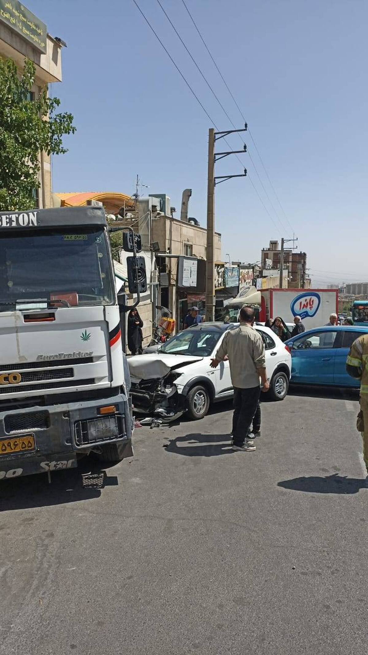 برخورد یک دستگاه میکسر بتن با یک ساختمان و سه خودرو در سعات آباد