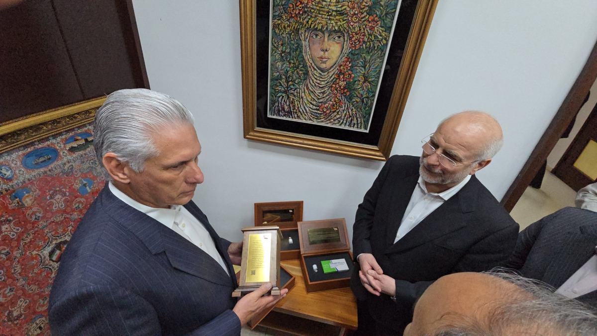 اهدای ۴ کیت دارویی هسته‌ای ایرانی به رئیس جمهور کوبا توسط قالیباف 