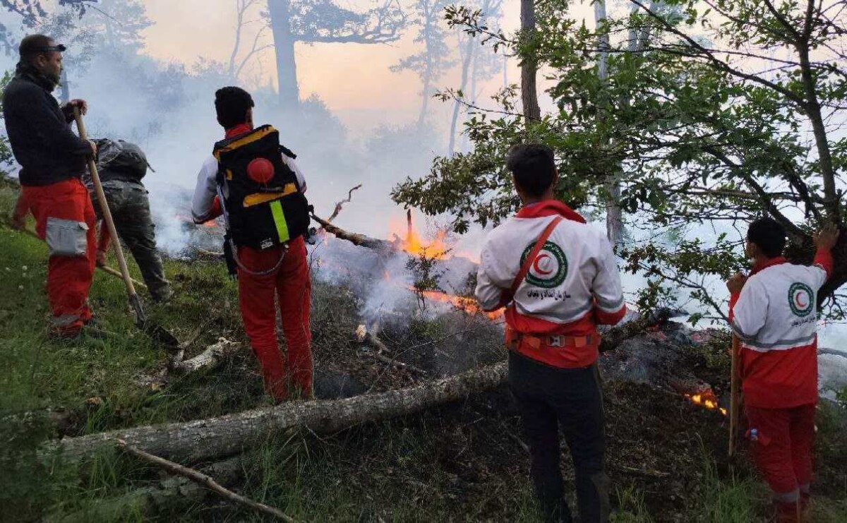 ‎مهار کامل آتش‌سوزی ۸۰ هکتاری جنگل گلستان با مشارکت نیرو‌های امدادی هلال احمر