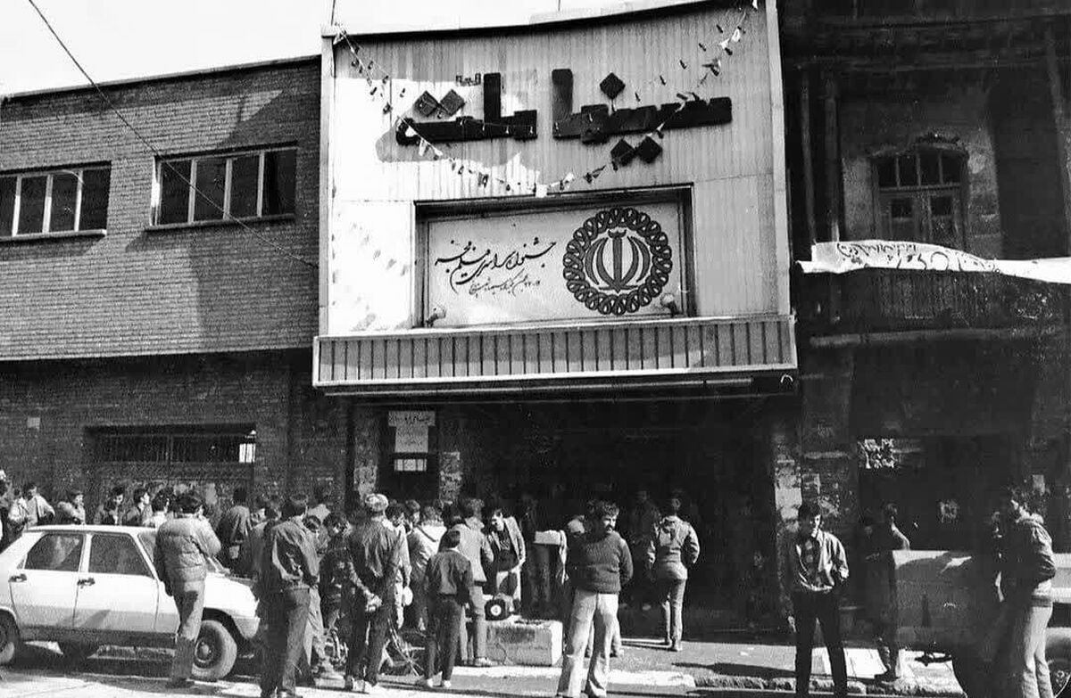 بازسازی تابلوی سینما ملت قزوین توسط سازمان زیباسازی شهرداری