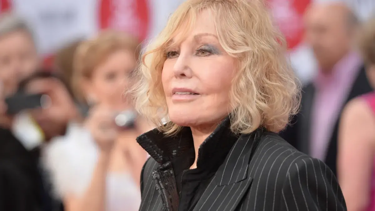 کیم نواک شیر طلایی افتخاری ونیز را دریافت می‌کند