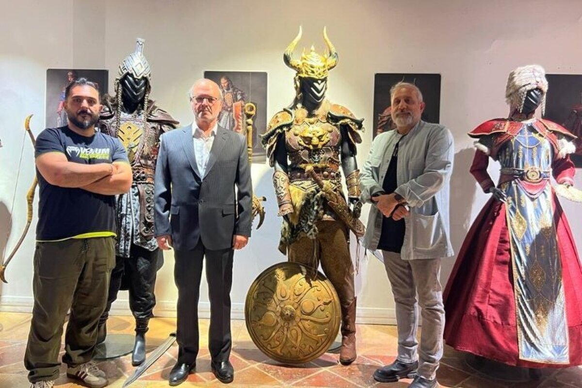 بازدید مشاور وزیر ارشاد از نمایشگاه «تَن‌پوشِ پهلوان»