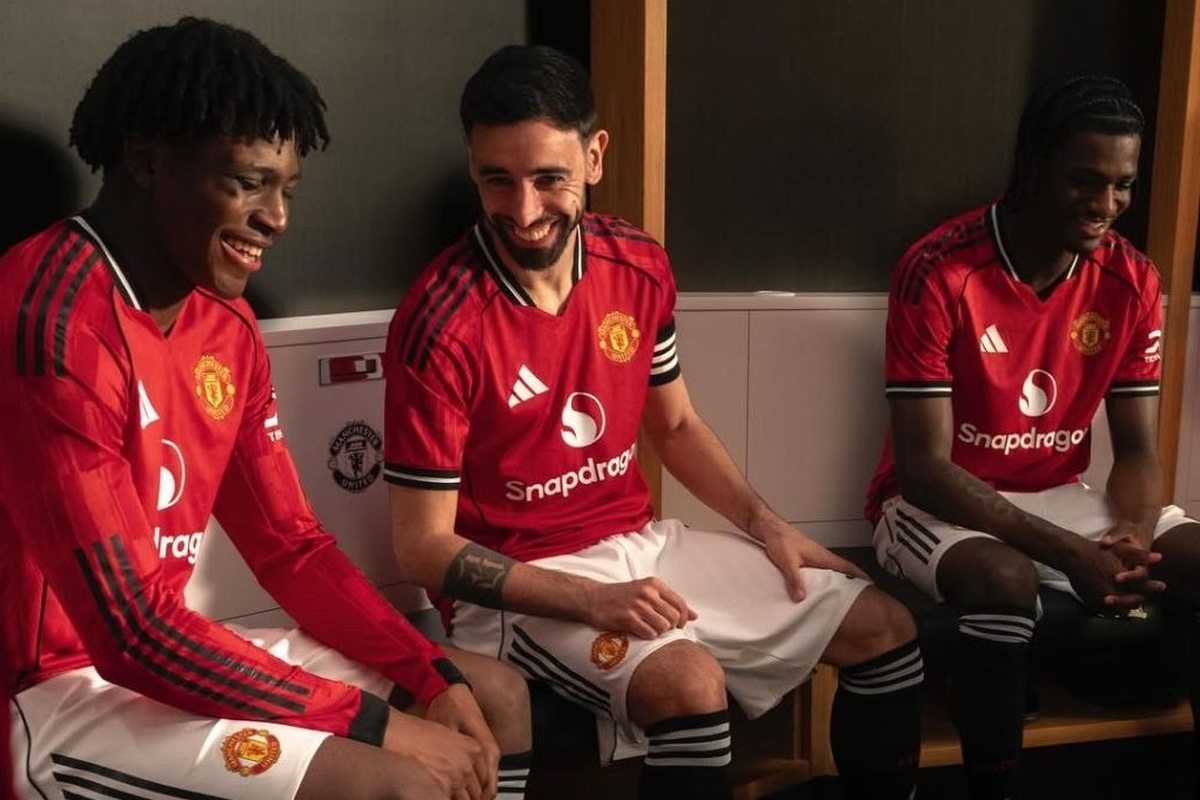 رونمایی رسمی از لباس منچستریونایتد برای فصل ۲۶-۲۰۲۵