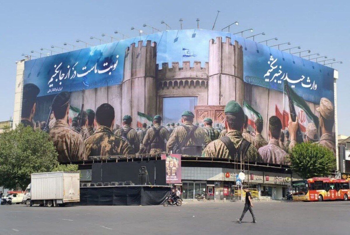 شعار «ایران، ذوالفقار علی» بر دیوارنگاره انقلاب نقش بست