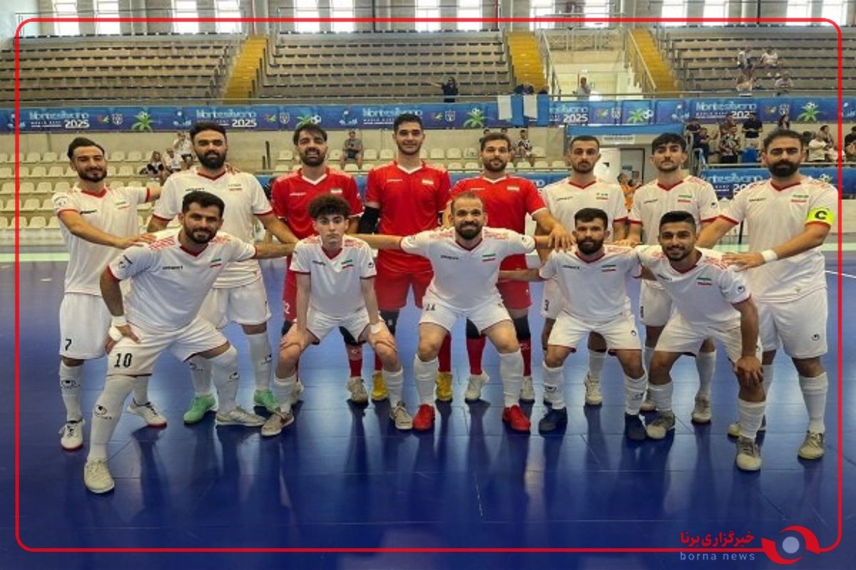 اعضای تیم ملی فوتسال ناشنوایان پیش از دیدار برابر ایتالیا در مسابقات قهرمانی جهان باز هم سلام نظامی دادند