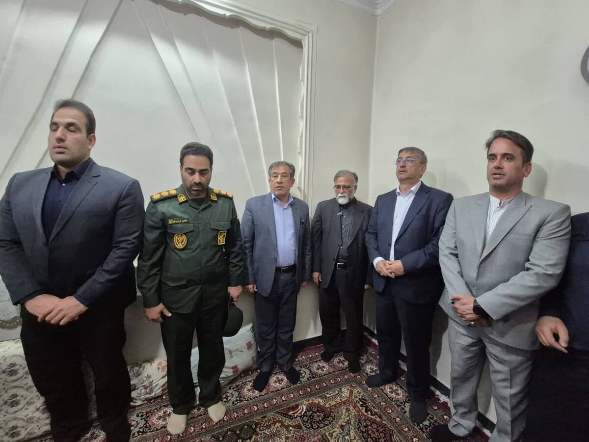 دیناروند: جامعه ورزش و جوانان لرستان با تمام توان در کنار خانواده‌ های شهدا ایستاده است