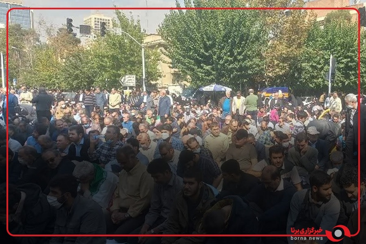 خیابان‌های اطراف دانشگاه تهران مملو از نمازگزاران نماز جمعه شد