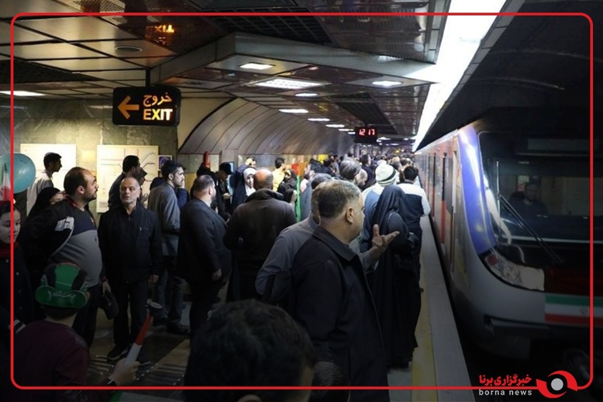متروی تهران مملو از مردم تهران برای شرکت در نمازجمعه و راهپیمایی خشم و نصر