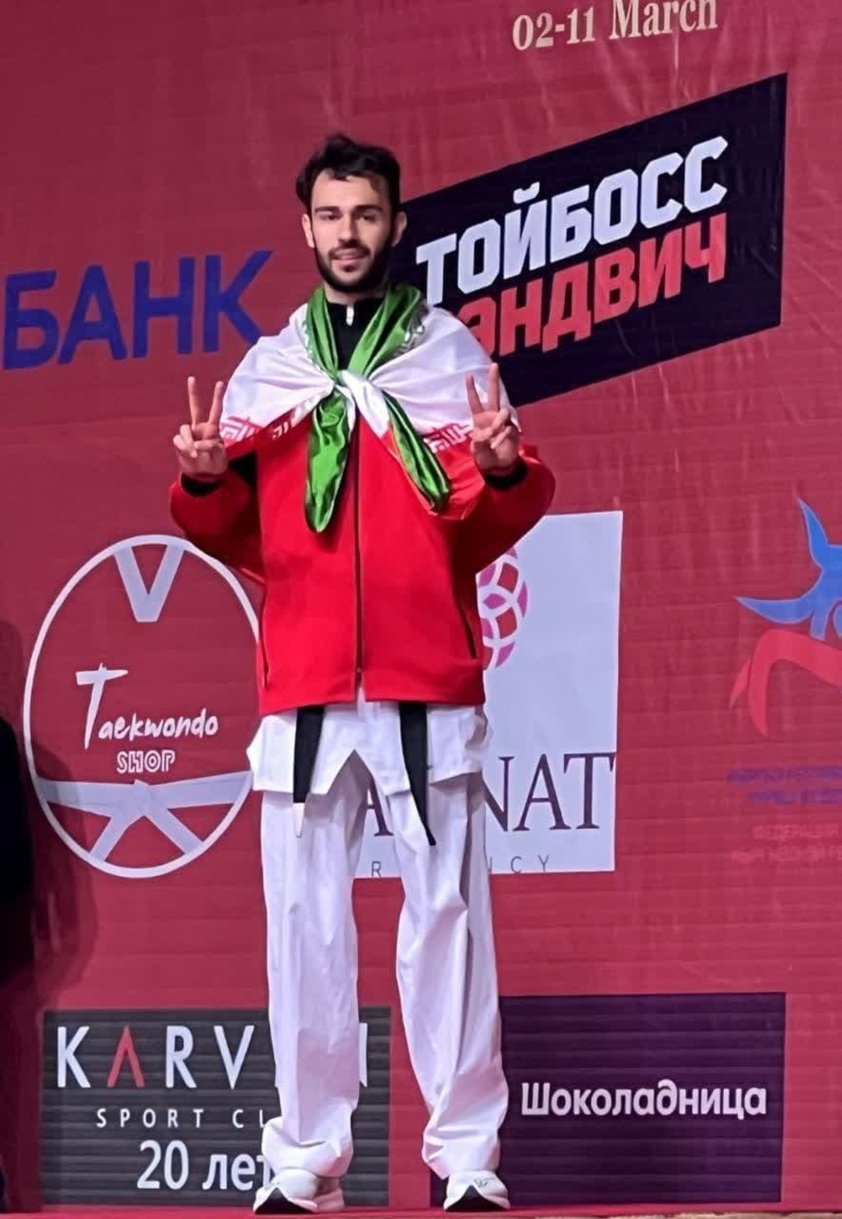 زینلی مدال نقره آسیایی خود را به خانواده شهید صدری اهدا کرد