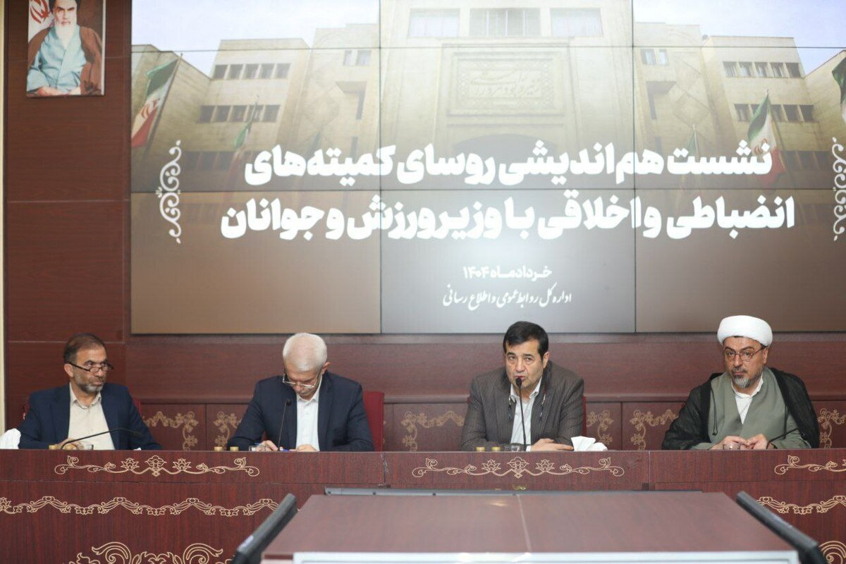 دنیامالی: باید سعی کنیم که فضای ورزش عاری از حاشیه باشد/ در وزارت ورزش دنبال جمع کردن تعارف‌ها هستیم