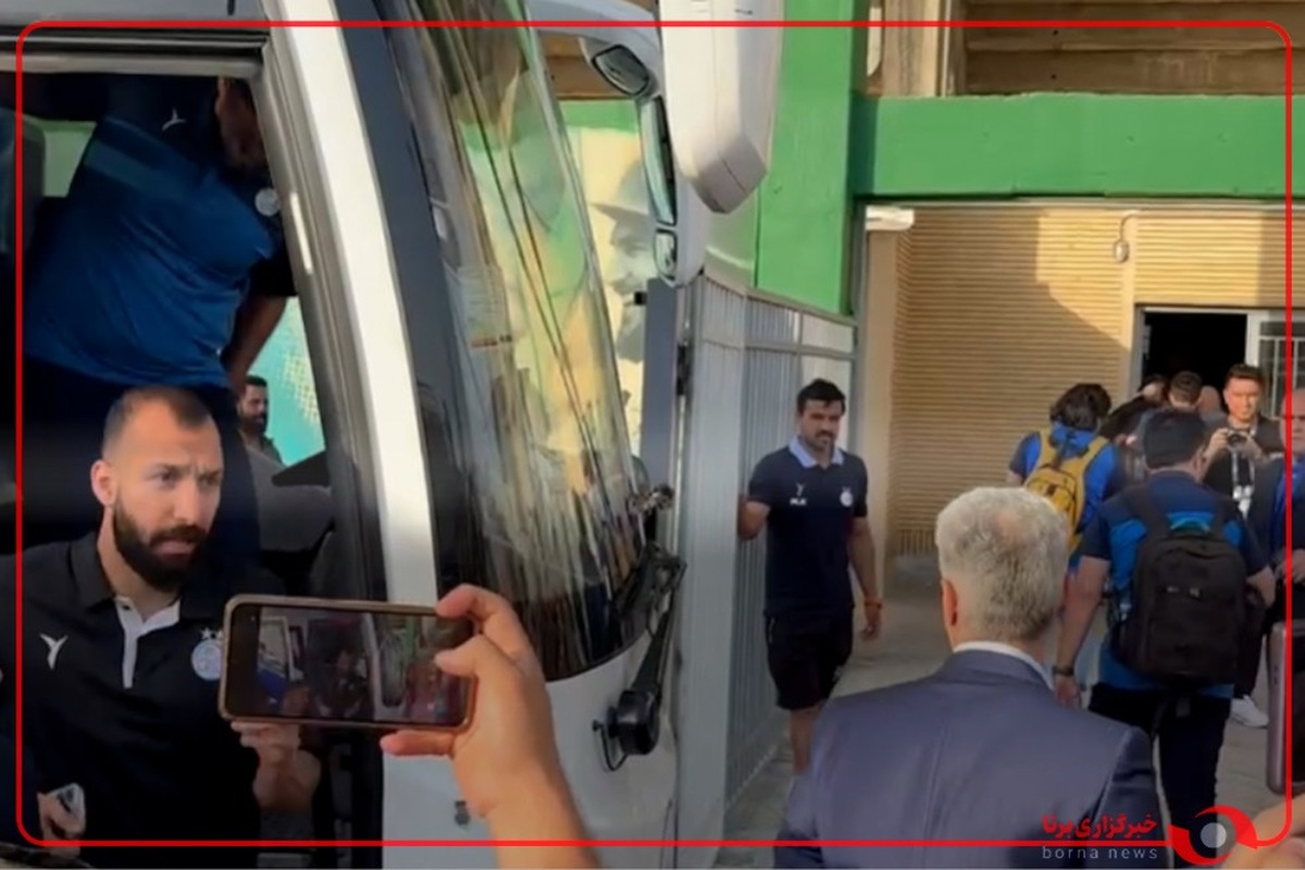  ورود اعضای استقلال به ورزشگاه امام خمینی اراک برای فینال جام حذفی