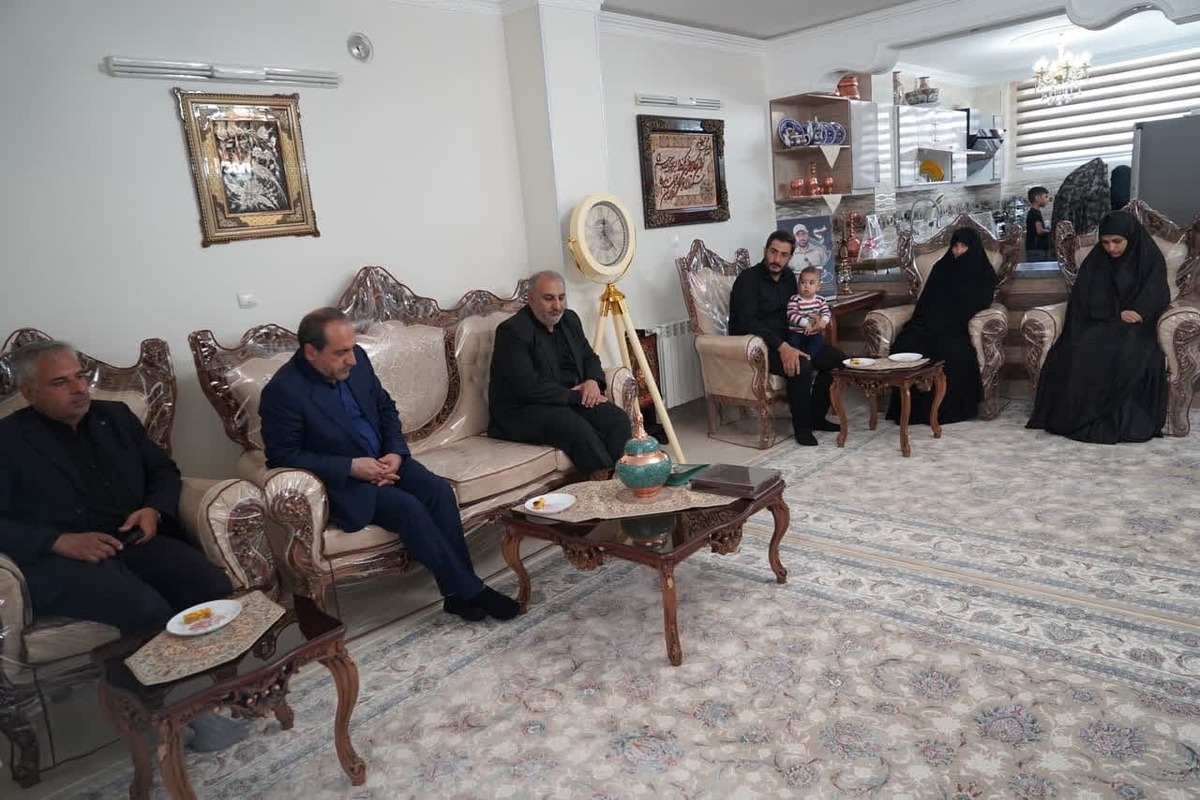 معاون استاندار اصفهان: خون پاک شهدا،همچون چراغی فروزان، راه مبارزه با ظلم را روشن نگه خواهد داشت