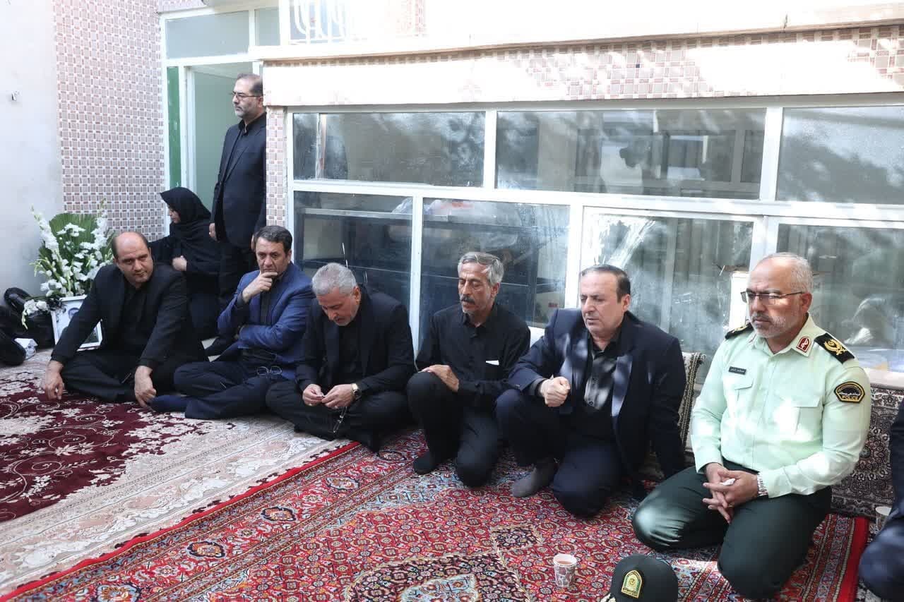 دیدار استاندار قزوین با خانواده شهید محمد مهدی مهدی پور قزوینی