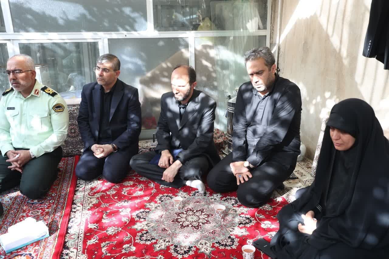 دیدار استاندار قزوین با خانواده شهید محمد مهدی مهدی پور قزوینی