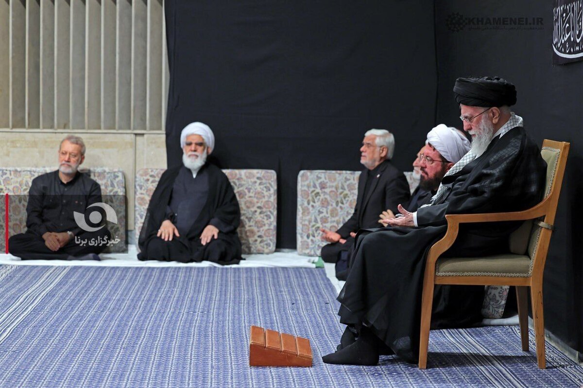 برگزاری مراسم عزاداری شب عاشورای حسینی با حضور رهبر انقلاب در حسینیه امام خمینی(ره)