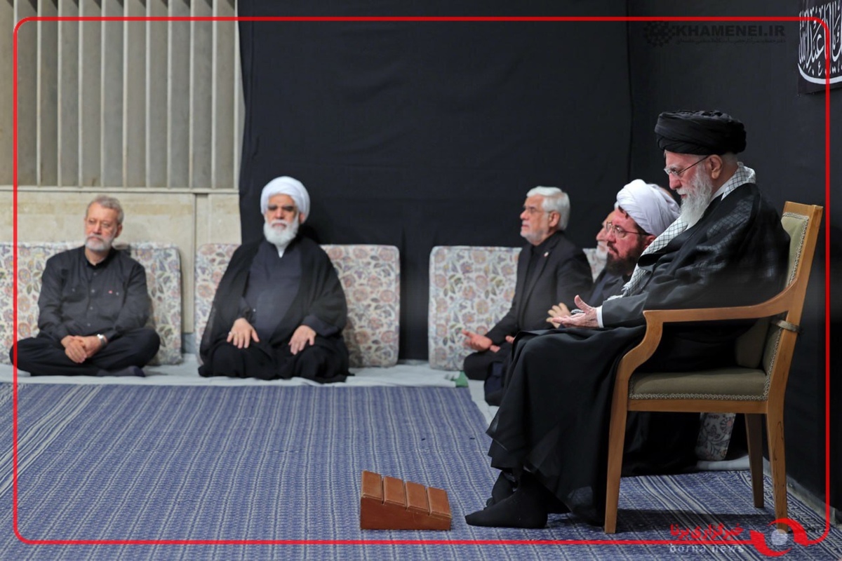 لحظه ورود رهبر انقلاب به حسینیه امام خمینی(ره) در مراسم عزاداری شب عاشورای حسینی