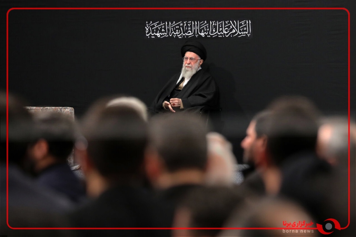 شور مردمی به محض ورود رهبر انقلاب به حسینیه امام(باغ جنت شیراز)