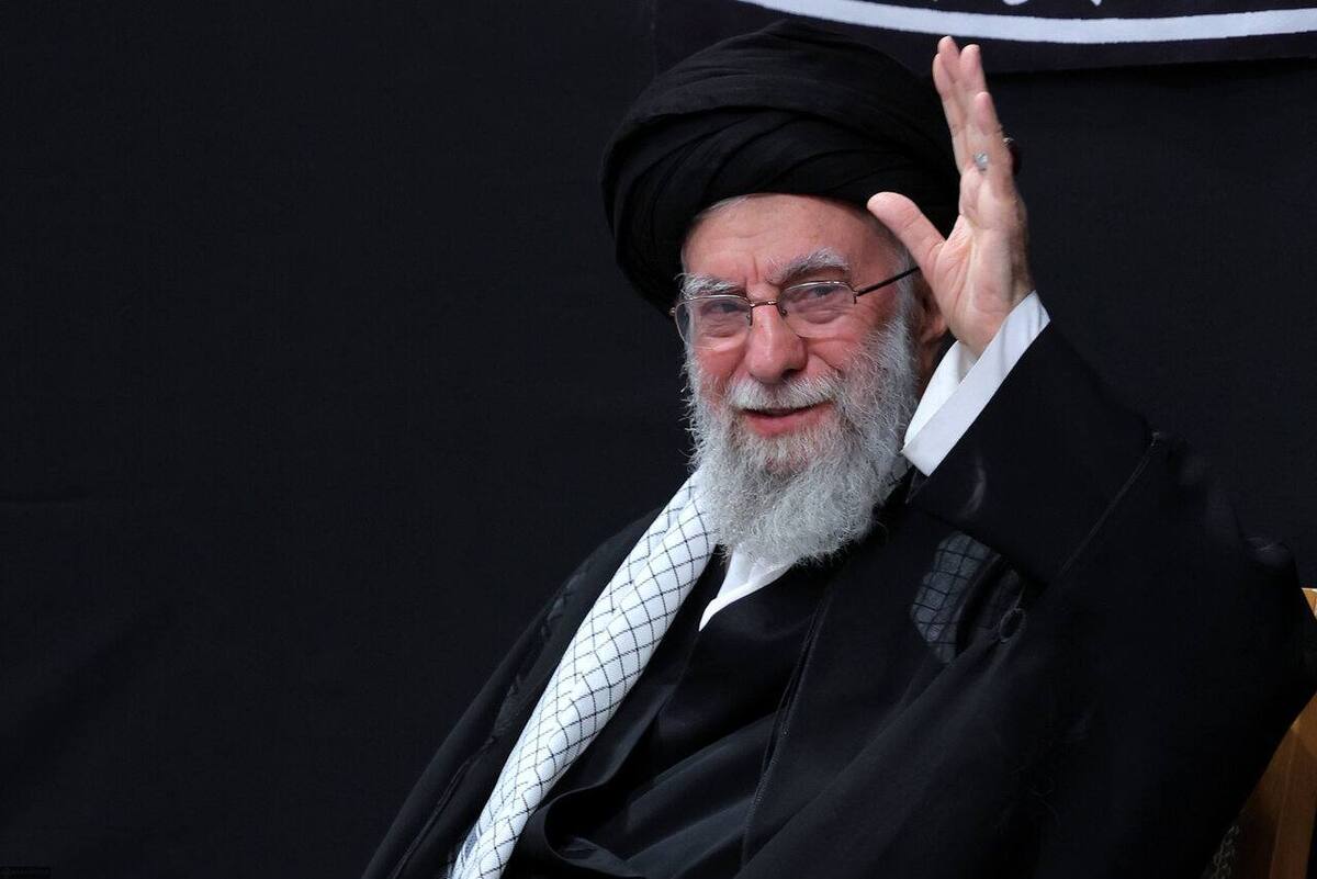 بازپخش عزاداری شب عاشورا با حضور رهبر انقلاب از شبکه افق