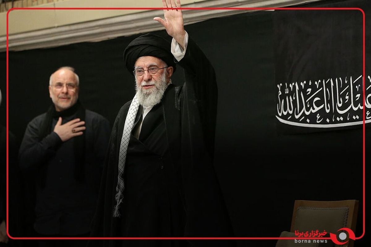 پنجره متفاوتی به لحظه ورود رهبر انقلاب به مراسم شب عاشورا حسینیه امام خمینی(ره) و شعار یکپارچه هیهات مناالذلة