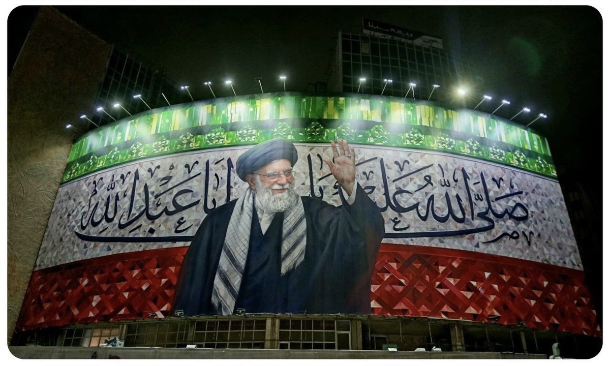 اقتدار حسینی رهبر انقلاب در دیوارنگاره میدان میدان ولیعصر (عج) به نمایش درآمد