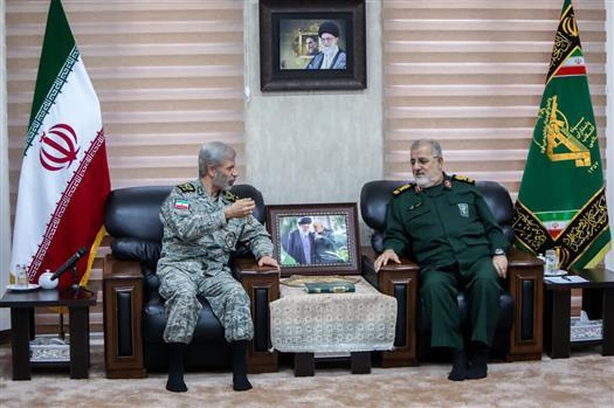 سرلشکر حاتمی: ارتش و سپاه دوشادوش هم برای  امنیت و اقتدار ایران تلاش میکنند