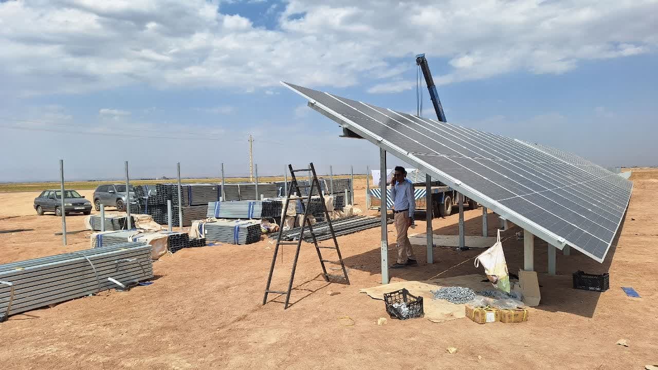 معاون وزیر از نیروگاه خورشیدی در دست ساخت در پاپلی بویین زهرا بازدید کرد