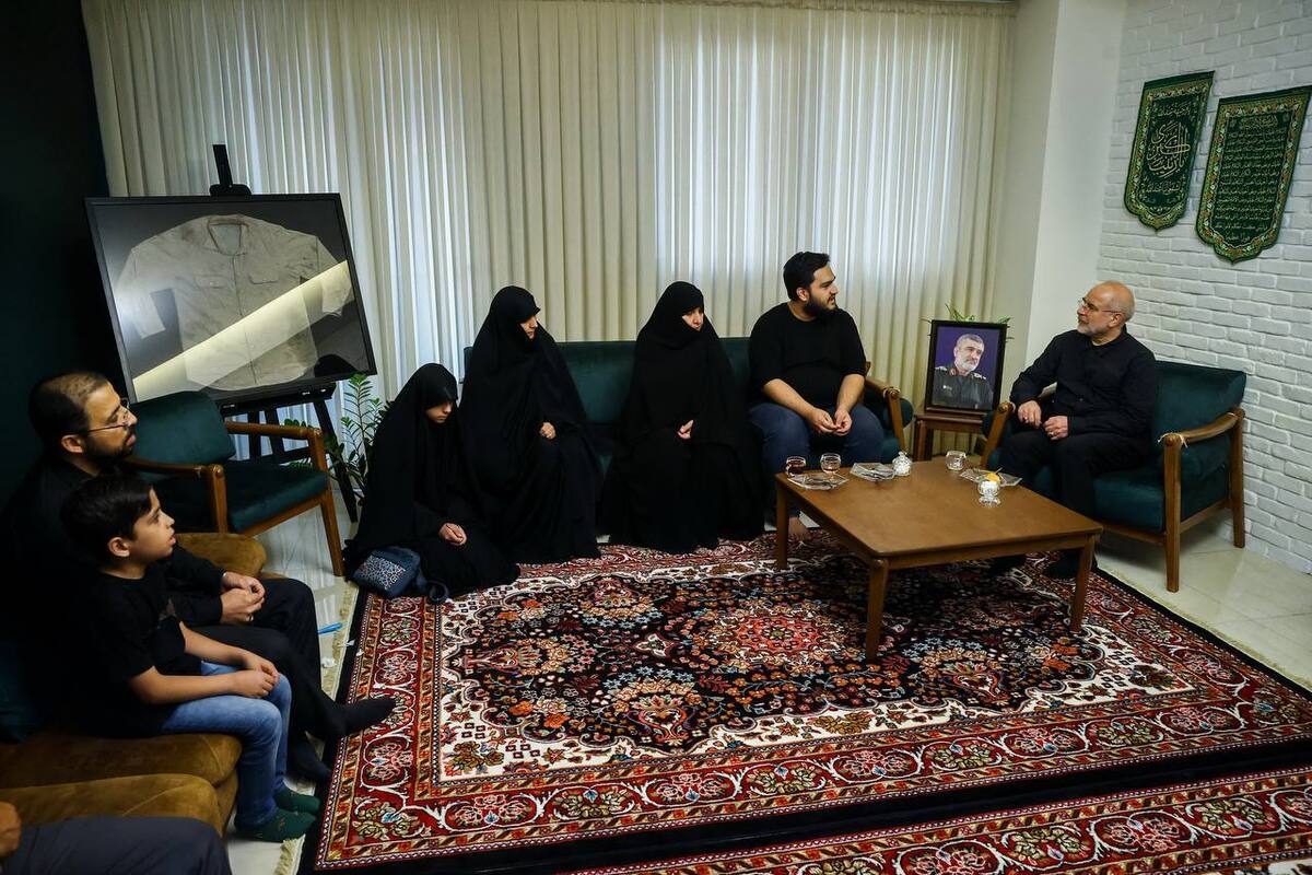 حضور دکتر قالیباف در منزل سرلشکر شهید امیرعلی حاجی‌زاده