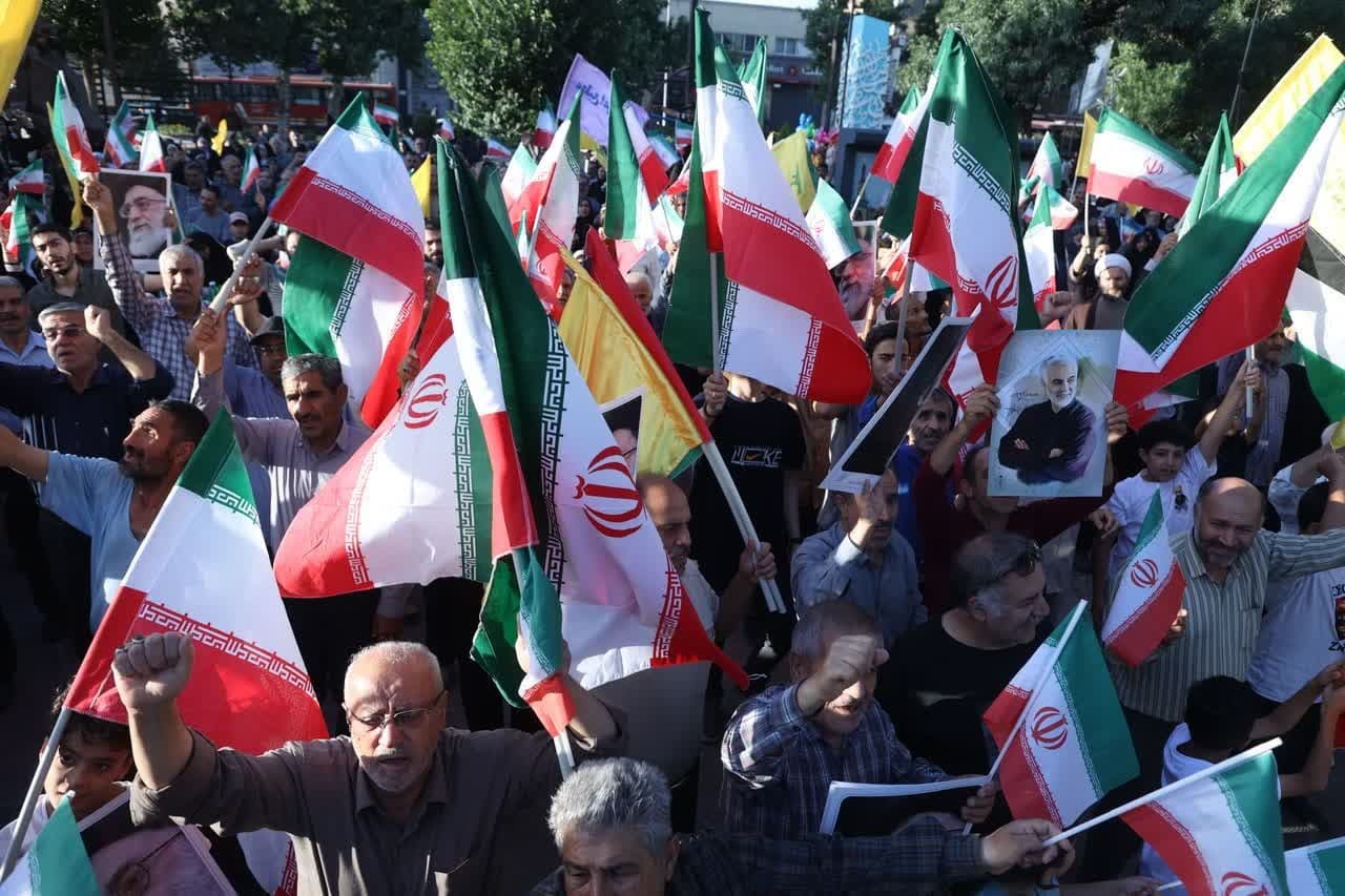 مردم قزوین در حمایت از نیروهای مسلح تجمع کردند مردم قزوین در حمایت از نیروهای مسلح تجمع کردند