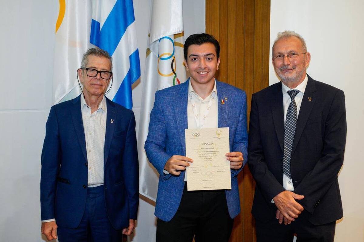 مشعل المپیک در دستان نماینده ایران در اختتامیه نشست رهبران جوان المپیک