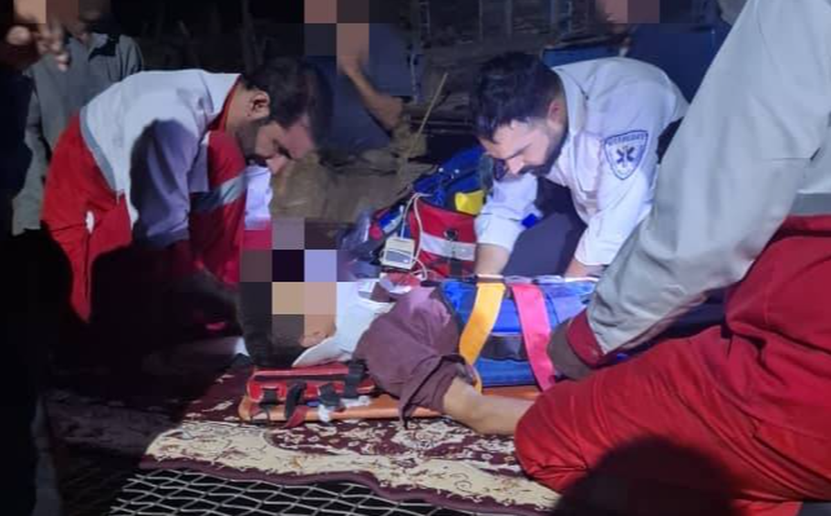 تلاش ۷ ساعته نجاتگران هلال احمر برای انتقال مصدوم حادثه سقوط از ارتفاع های صعب‌العبور"هوفل پلنگی" شهرستان دزپارت