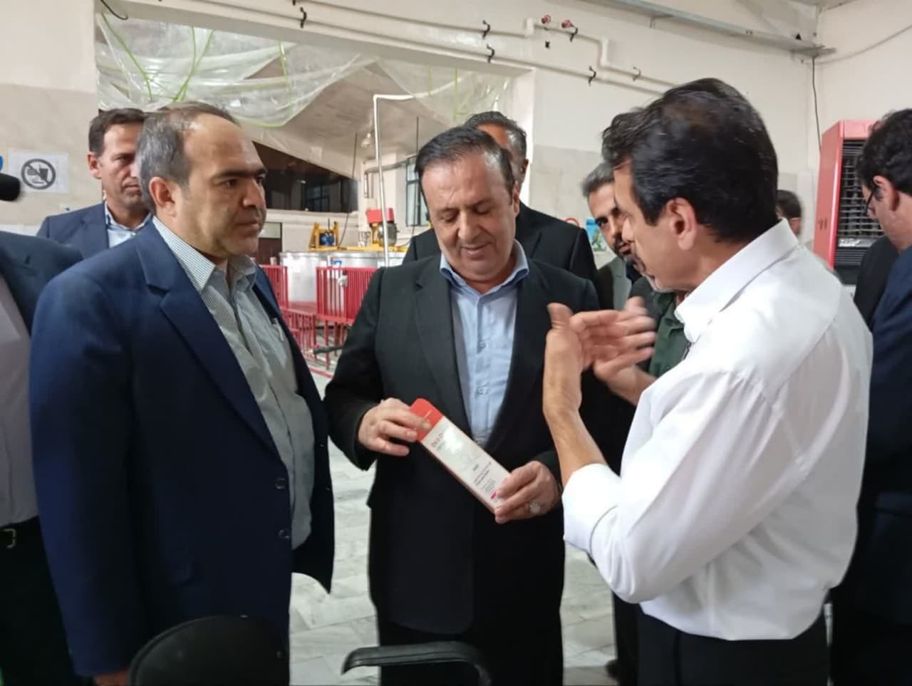 بازدید استاندار از کارخانه آوجکو؛ پیگیری میدانی رفع موانع تولید