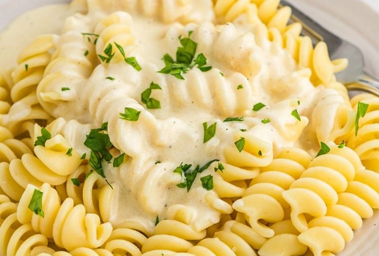 طرز تهیه پاستا پنه آلفردو با پنیر پیتزا طرز تهیه پاستا پنه آلفردو با پنیر پیتزا