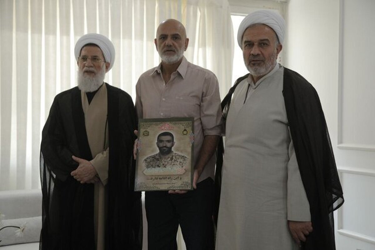 دیدار رئیس سازمان عقیدتی سیاسی ارتش با خانواده‌ شهید هزارجریبی