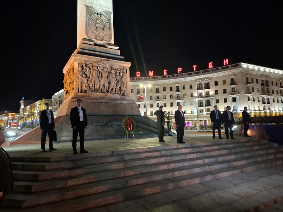 ادای احترام پزشکیان به بنای یادبود سرباز وطن در مینسک