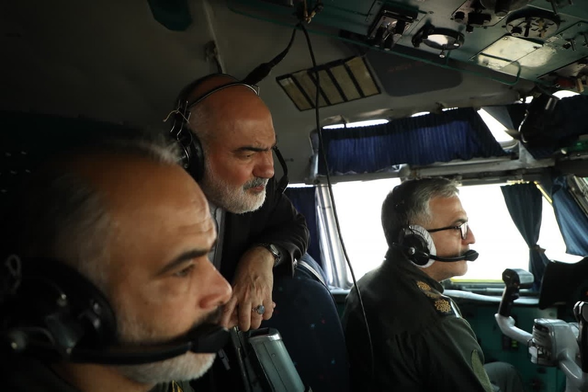 بازدید هوایی استاندار خوزستان از عملیات اطفای حریق تالاب هورالعظیم + عکس